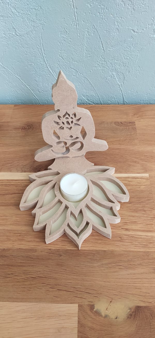 B/bouddha assis sur fleur de lotus
