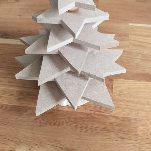 B/sapin de noel avec étoiles en étages