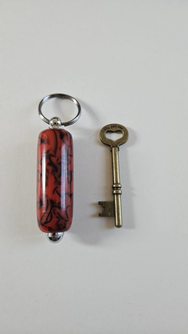 R/porte clés tourné en résine rouge et noir