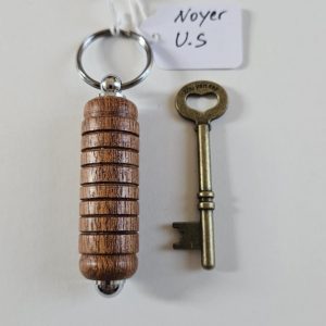 B/ porte clés tourné en bois noyer us