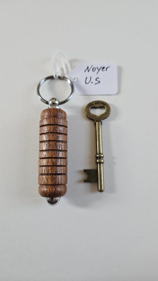 B/ porte clés tourné en bois noyer us