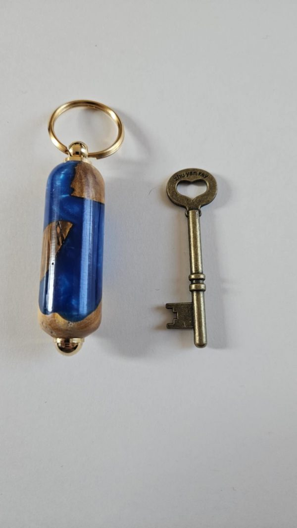 B/porte clés tourné en bois et résine bleu