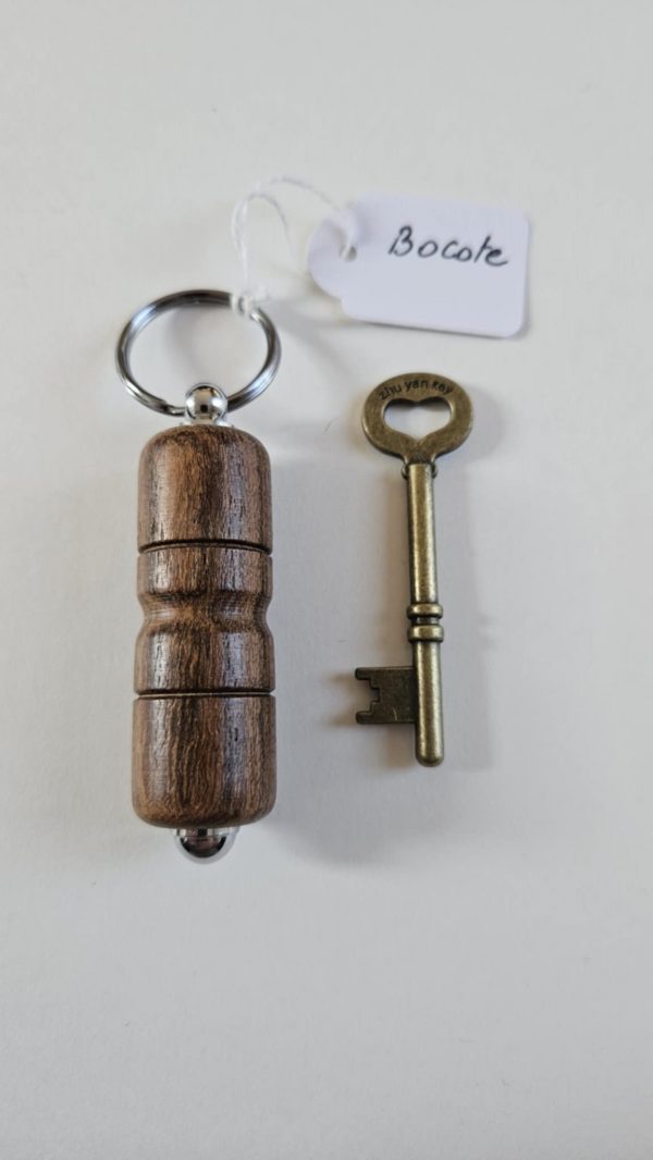 B/ porte clés tourné en bois bocote marron clair