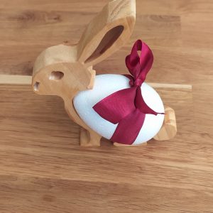 B/Lapin de  pâques en bois verni et son oeuf polystyrène