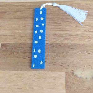 R/marque pages bleu effet mini galets pompon blanc