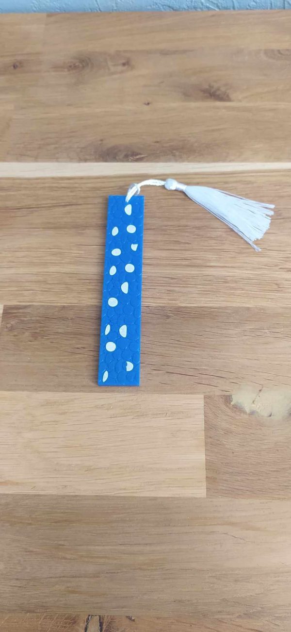 R/marque pages bleu effet mini galets pompon blanc