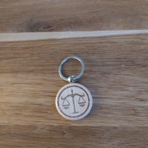 B/Porte clés en bois signe astrologique balance et arbre de vie