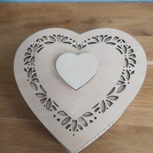B/Boîte en forme de coeur découpée laser