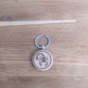 B/Porte clés en bois signe astrologique scorpion et arbre de vie