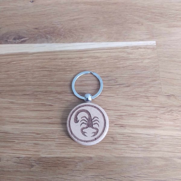 B/Porte clés en bois signe astrologique scorpion et arbre de vie