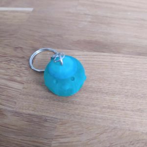 R/porte clés boule animaux poussin vert avec auréole sur la tête