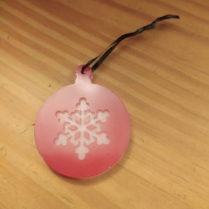 R/suspension boule rouge insert flocon fond blanc