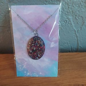 R/collier ovale éclats de verre bordeaux avec chaine