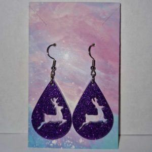 R/boucles d'oreilles goutte d'eau violet renne en saut