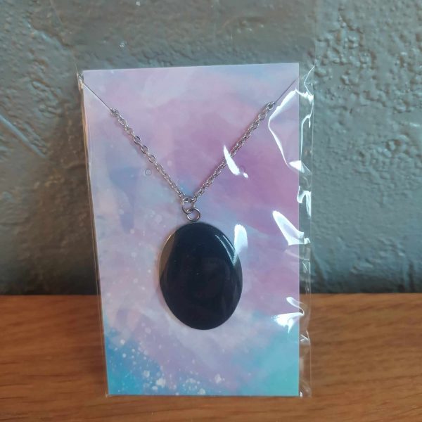 R/collier ovale noir avec chaine