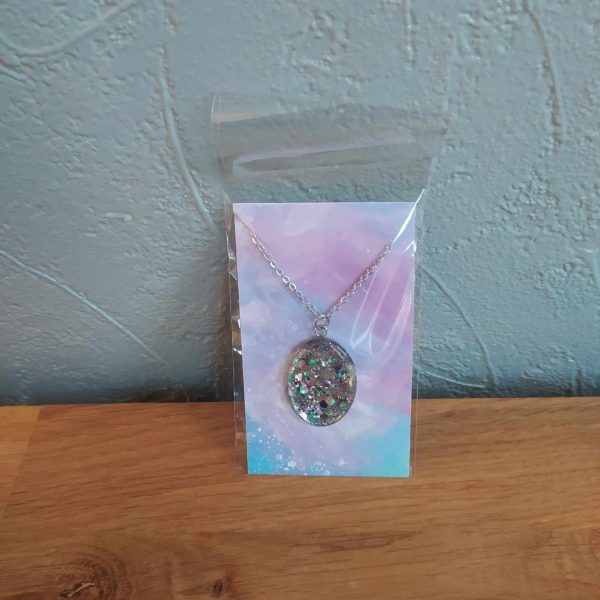 R/collier ovale éclats de verre blanc bleu avec chaine
