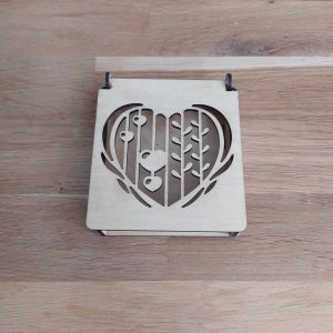 B/Boite carrée découpée au laser forme cœur à bandes verticales insert petits cœurs (heart 2) vernie