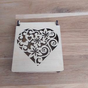 B/Boite carrée découpée au laser forme cœur insert fleurs et cœurs (heart 3) vernie
