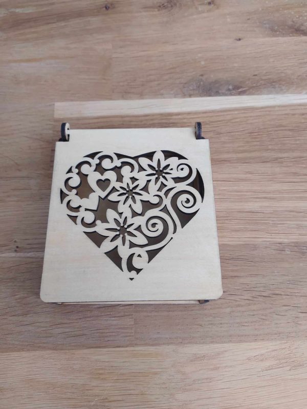 B/Boite carrée découpée au laser forme cœur insert fleurs et cœurs (heart 3) vernie