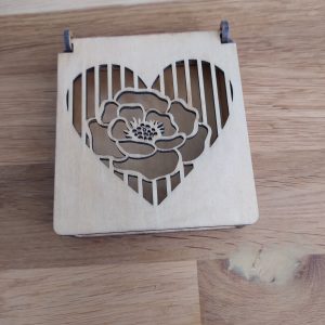 B/Boite carrée découpée au laser forme coeur à bandes insert rose (heart 1) vernie