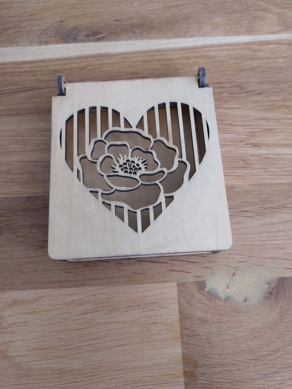 B/Boite carrée découpée au laser forme coeur à bandes insert rose (heart 1) vernie