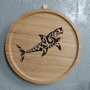 B/cadre mural rond chantourné requin fond noir diamètre 26