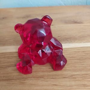 R/figurine ourson assis rouge