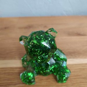 R/figurine ourson assis feuilles vertes