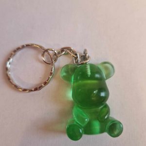 R/porte clés petit ourson assis cristal vert