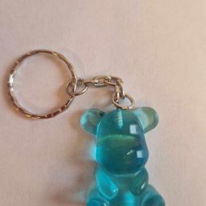R/porte clés petit ourson assis bleu clair (turquoise)