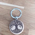 B/porte clés en bois 1 face chopper Harley 1 face arbre de vie
