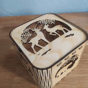 B/Boîte carrée de noël rennes découpée laser