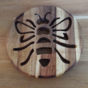 B/dessous de plat motif abeille en acacia