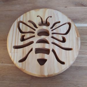 B/dessous de plat motif abeille en pin