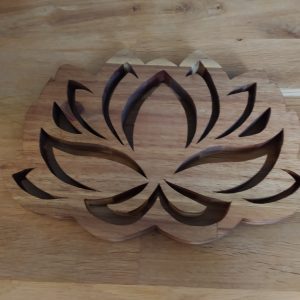 B/dessous de plat motif fleur de lotus en acacia
