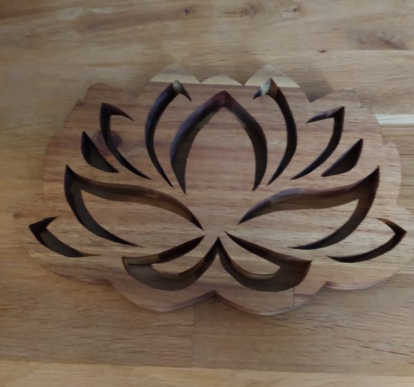B/dessous de plat motif fleur de lotus en acacia