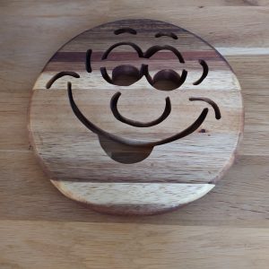 B/dessous de plat motif smiley en acacia