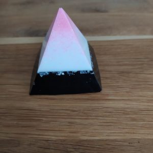 R/pyramide blanc pointe rose poudré feuilles argent et noir