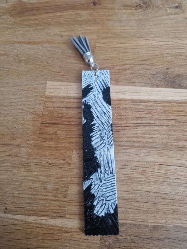 R/marque pages noir et blanc pompon gris