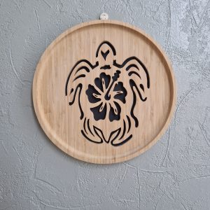 B/cadre mural rond chantourné tortue et sa fleur de tiaré diamètre 26