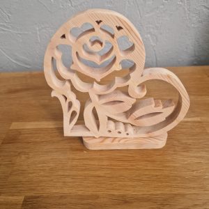 B/cœur chantourné sur socle avec sa rose incrustée