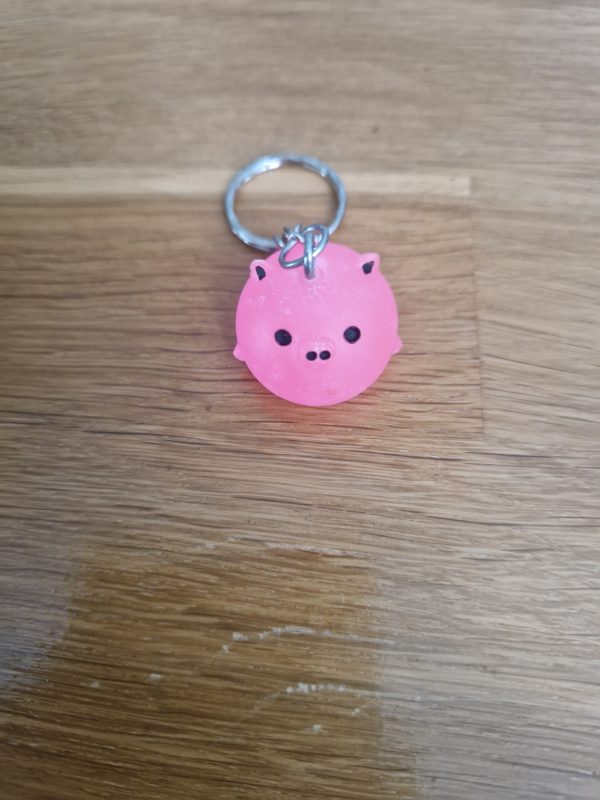 R/Porte clés boule animaux cochon rose fluo (traits dessinés)