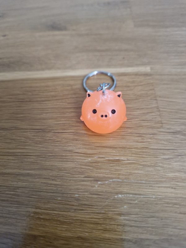 R/Porte clés boule animaux cochon orange fluo (traits dessinés)