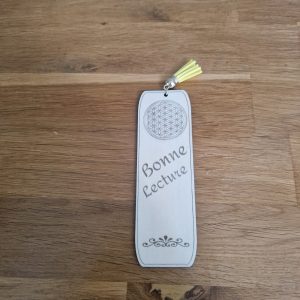 B/Marque pages gravé fleur de vie pompon jaune (gravure foncée)