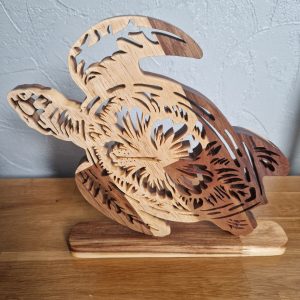 B/tortue chantournée en acacia huile de lin sur socle