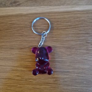 R/porte clés petit ourson assis violet blue