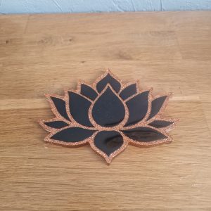 R/fleur de lotus à plat noir et paillettes cuivrées
