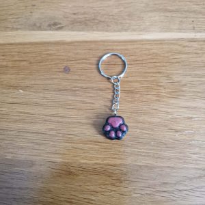 R/porte clés pattes de chat noir et mica rouge