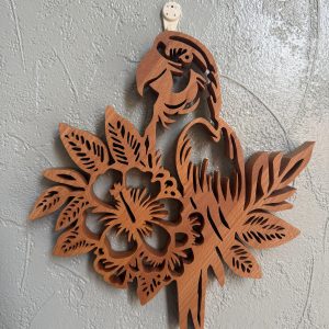 B/décoration perroquet posé sur sa fleur d'hibiscus (chantournage)