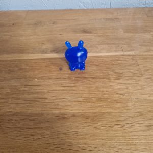 R/mini figurine lapin bleu foncé